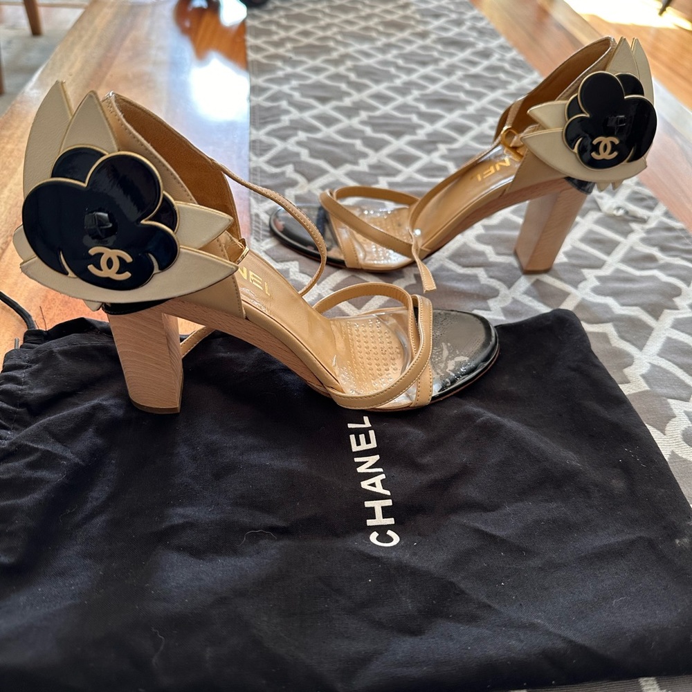 Beautiful women’s leather Chanel sandals, size 7